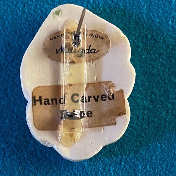 Vintage Hand Carved Jewelry Set Celluloid Brooch and Screw Back Earrings c1940s - Picture 7 of 8